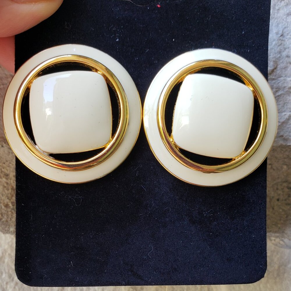 Monet Cream Colored Vintage Earrings in Gold Tones - Mid-Century Style - Picture 4 of 10